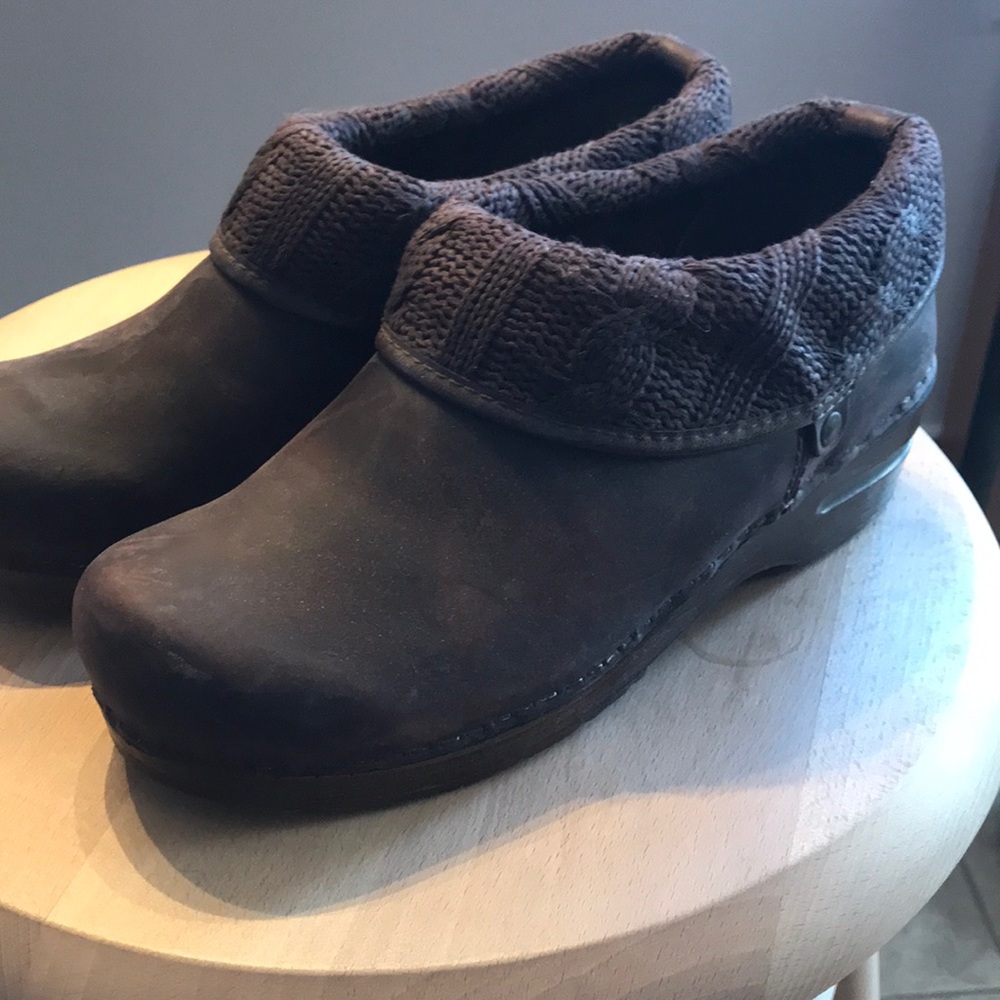 Leather clogs